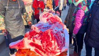 Laomeng Market sells 700 kilograms of big fat pigs. It was full of people as soon as it opened. It