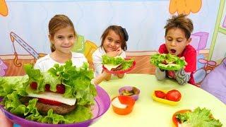 Fındık ailesi yemek yapıyor. Gerçek sağlıklı hamburger