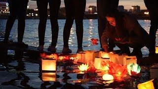 Городской пруд Екатеринбург зажгли водными фонариками