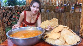 Cooking chicken curry with sweet potato and fried cakes recipe - the Everyday recipe