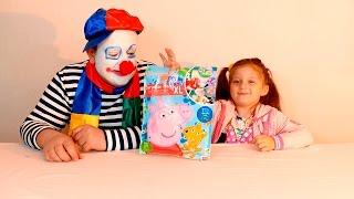 Funny clown and Vika are opening Peppa surprise bag XL. Забавный клоун открывает пакет Пеппа сюрприз