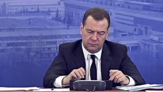 Медведев играет на заседании с планшетом