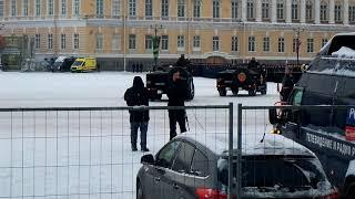 Принимает парад  - командующий войсками ЗВО генерал-полковник Александр Журавлев.