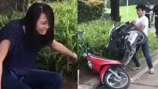 Viral Video Pria Ngamuk dan Hancurkan Motornya Sendiri karena Tak Terima Ditilang, Kekasih Histeris