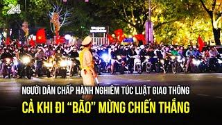 Người dân chấp hành nghiêm túc luật giao thông cả khi đi “bão” mừng chiến thắng| VTV24