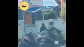 Pacar ngambek, dipaksa naek motor