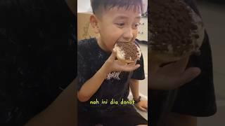 Pertama kali nyobain donat rasa kopi  #shortvideo #donat #makan