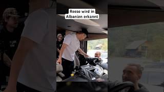 Reeze wird random in einem Restaurant in Albanien erkannt - Edeltour 3.0 mit Papaplatte und Reeze