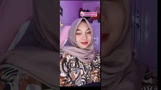 cewek hijab live TT GEDE pamer dada bahan CRT mu bolo. 