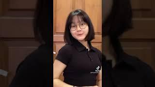 Cewek cantik berkacamata