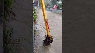 Amazing rescue: Man saved from rising river by excavator in Malaysia