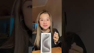 Милана Хаметова распаковает Iphone 15