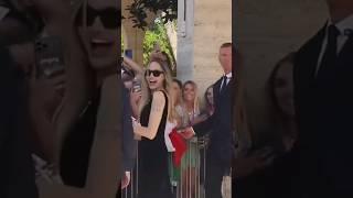 ANGELINA JOLIE EXCITING REACTION TO A FAN FEDERICO SINGING IN VENICE