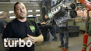 El equipo intenta encajar el motor del auto  | Misfit Garage | Discovery Turbo