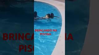 BRINCANDO NA PISCINA