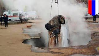 Sinkhole swallows car, hot water floods vehicle in Russia - TomoNews