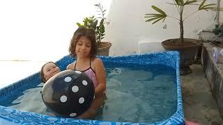 Maria Clara  brincando na piscina ( olha a cara dela)