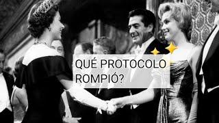 EL DIA QUE MARILYN MONROE ROMPIO EL PROTOCOLO REAL  AL CONOCER A LA REINA ISABEL ll.