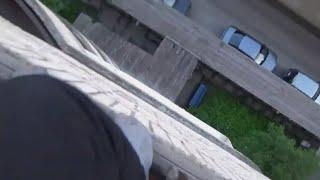 Альберт Кабуу перелазит балкон