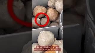 Hati-hati jika jajan Bakso sembarangan | Belatung kecil dengan santuy melintasinya 