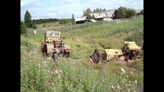 К-700 тянет застрявший Бульдозер Т-130, который в грязи по кабину