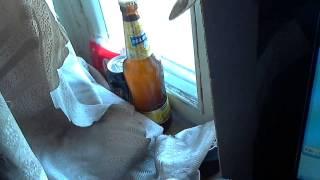 Импровизированный холодильник на окне