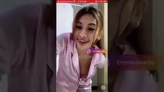 Pake Baju Tidur Nunduk kelihatan BH dan Puting Susu Toket Sexy Bigo Hot