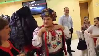 Веселушка на свадьбе аля Верка Сердючка.