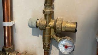 Topping up heat pump pressure with an auto filling valve