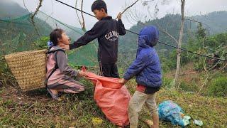 A poor girl who collects trash for a living was robbed of all the things she picked up