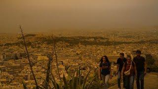 Греция: пыль из Сахары окрасила небо в оранжевый цвет