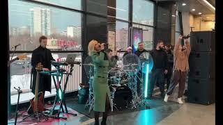 Полина Гагарина !Концерт в метро в Москве!