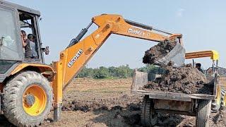 Jcb machine bekhoe mud loading in John deere tractor trolley