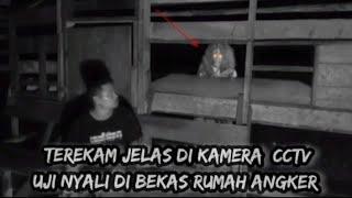 TEREKAM JELAS KUNTILANAK DI KAMERA CCTV SAAT UJI NYALI DI RUMAH ANGKER