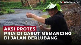 Tak Kunjung Diperbaiki, Warga Memancing di Jalan Berlubang | OneNews Update