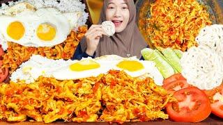 MAKAN DITEMANI SUARA HUJAN  NIKMATNYA NASI TELOR CEPLOK  PAKE SAMBEL AYAM SUWIR 