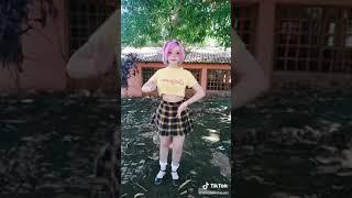 E-girl dançando musga loli