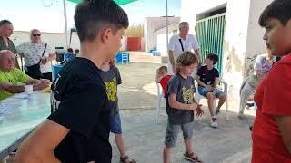 Dos xiquets jugant a la Morra a la Ràpita