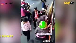 Sepeda Motor Terjepit Busway