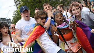 Stars of Netflix show Heartstopper give the finger to anti-LGBT+ protesters