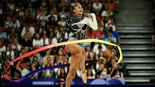 Bárbara Domingos está na final do individual geral da ginástica rítmica em Paris-2024 | AFP