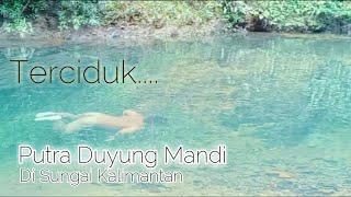 Putra Duyung Mandi Di Sungai Kalimantan