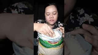 Makan Beras Premium Merek Rania Langsung Dikarung Plastik | asmrrawrice | asmrrawriceeating #shorts