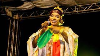 OUMOU SANGARÉ INTERPRÈTE SA CHANSON AU FESTIVAL KUNBEN