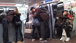 ПРАНК: ОБНИМАЮ ДЕВУШЕК В МЕТРО |  HUGS With Strangers in the Subway