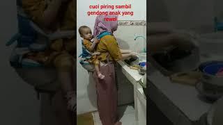 cuci piring sambil gendong anak #kegiatanirt #anak #shortvideo #shortsfeed #shorts