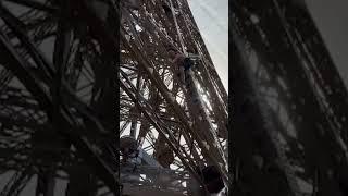 La Policía francesa detiene a un hombre por escalar la Torre Eiffel