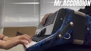 Four hands, One accordion