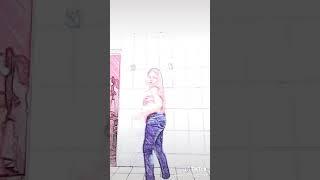 Niña baila reggaeton