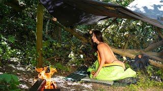 SOLO YOUNG GIRL IN THE FOREST, BUILT A SHELTER WHAT TO SLEEP/SOUNDS OF NATURE FOOD-ASMR #bushcraft